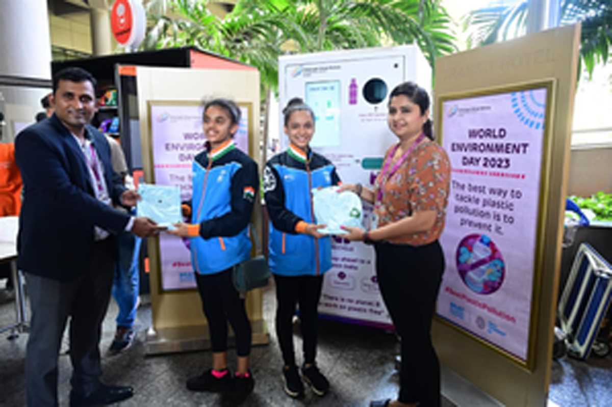 मुंबई हवाई अड्डे ने 10 महीनों में 9,000 प्लास्टिक की बोतलों को किया रिसाइकिल